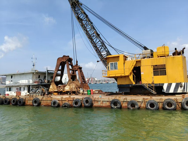 Грейферный земснаряд